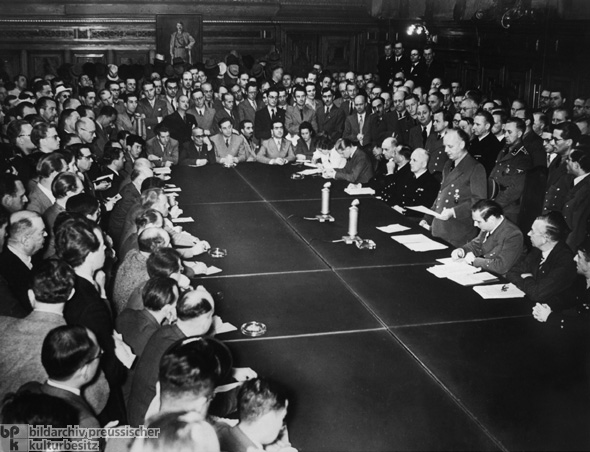 Reichsaußenminister Joachim von Ribbentrop gibt die Note des Auswärtigen Amtes an die Sowjetregierung ab (22. Juni 1941)